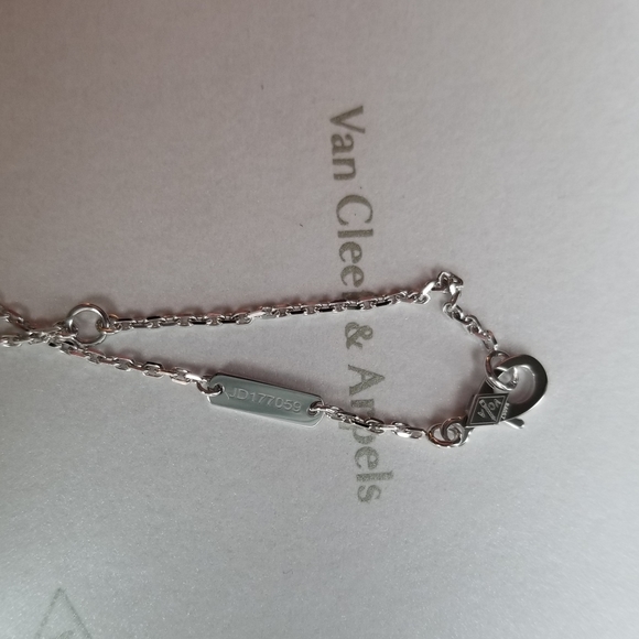 Authentic Van cleef arpels Limited Edition 2022 Holiday Pendant - Picture 4 of 6